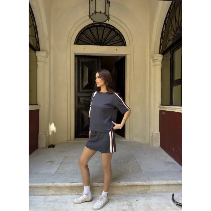 OSY MODAL YUMUŞAK DOKULU KUMAŞ KADIN PARÇALI BİSİKLET YAKA T-SHİRT MİNİ ŞORTLU ETEK İKİLİ TAKIM - FÜME