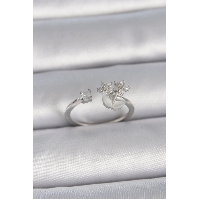 Pirinç Gümüş Renk Ayarlanabilir Zirkon Taşlı Yıldız Model Kadın Yüzük