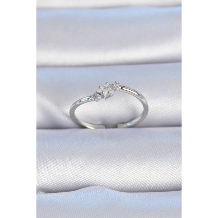 Pirinç Gümüş Renk Çiçek Model Zirkon Taş Detay Kadın Yüzük