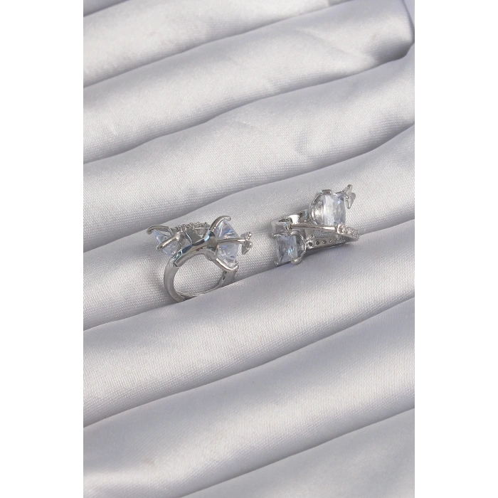 Pirinç Gümüş Renk İri Zirkon Taşlı Kıvrımlı Minimal Kelebekli Halka Küpe