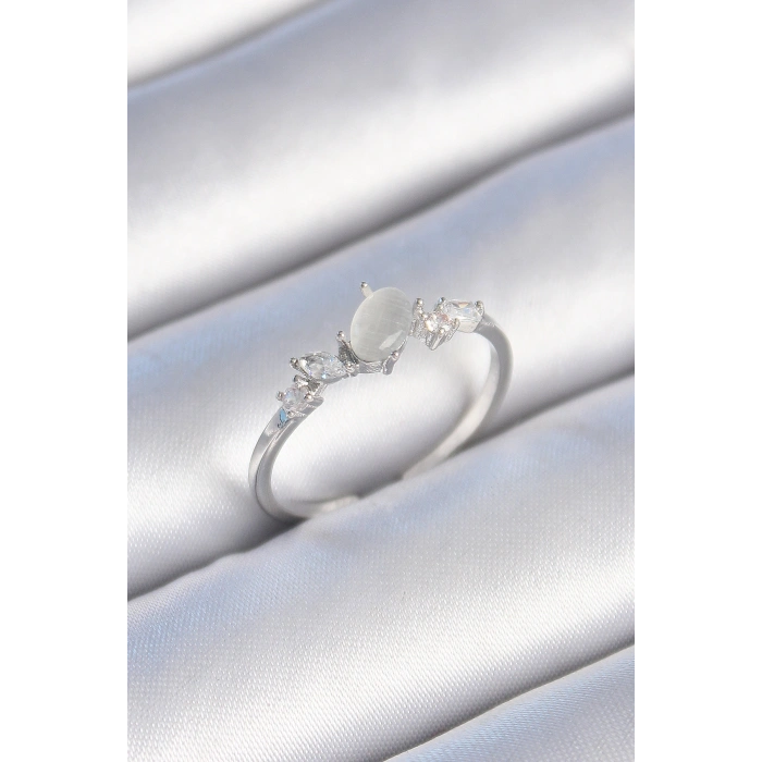 Pirinç Gümüş Renk Zirkon Taşlı Oval Beyaz Mineli Kadın Yüzük