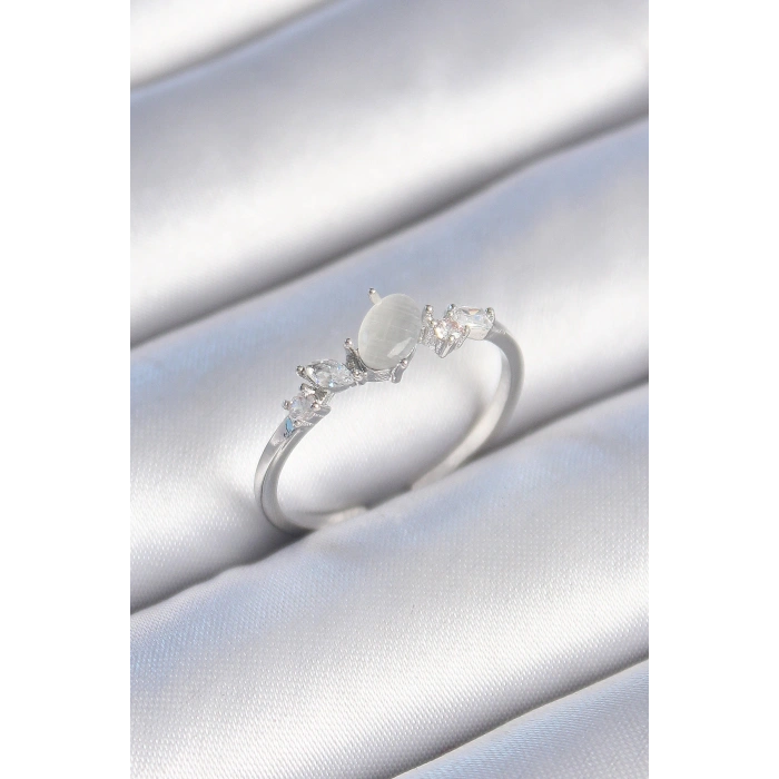 Pirinç Gümüş Renk Zirkon Taşlı Oval Beyaz Mineli Kadın Yüzük