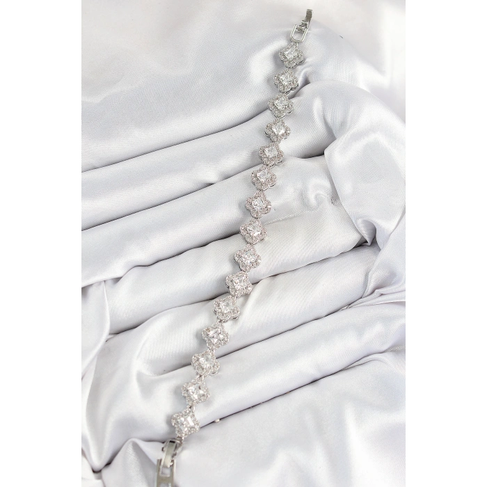 Pirinç Zirkon Taşlı Yonca Baget Model Gümüş Renk VIP Seri Kadın Bileklik