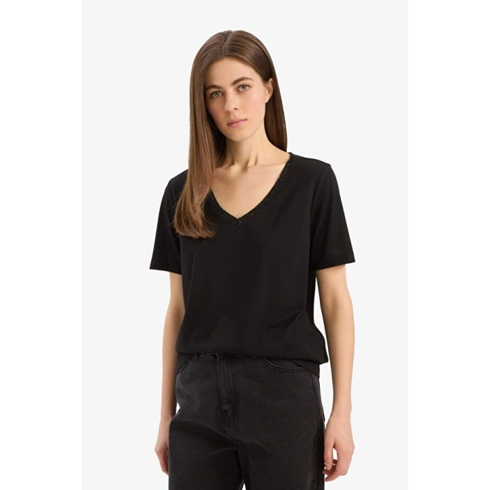 Regular Fit V Yaka Basic Kısa Kollu Tişört