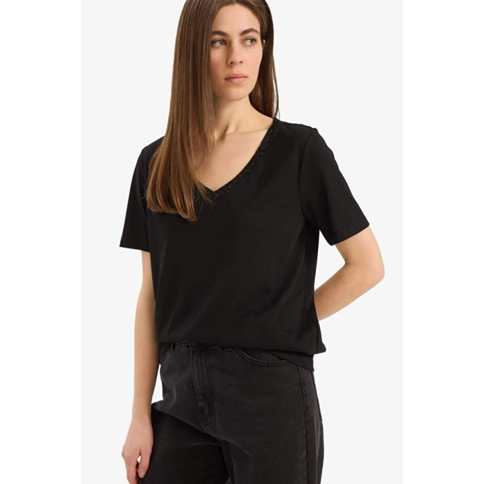 Regular Fit V Yaka Basic Kısa Kollu Tişört