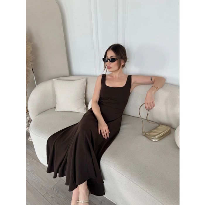 SIRT DEKOLTELİ KOLSUZ UZUN ELBİSE - KAHVERENGİ
