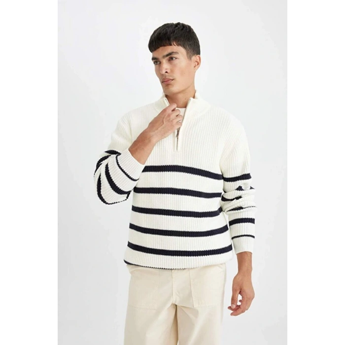 Standart Fit Dik Yaka Yarım Fermuarlı Çizgili Triko Kazak