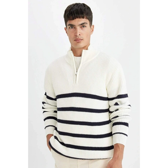 Standart Fit Dik Yaka Yarım Fermuarlı Çizgili Triko Kazak