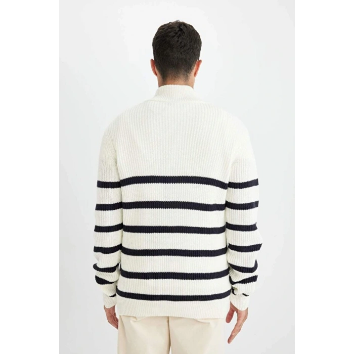 Standart Fit Dik Yaka Yarım Fermuarlı Çizgili Triko Kazak