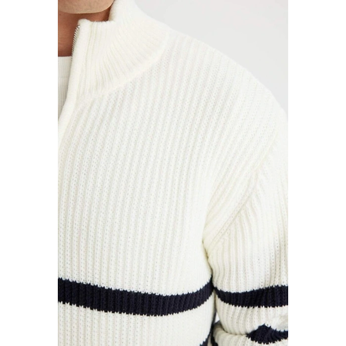 Standart Fit Dik Yaka Yarım Fermuarlı Çizgili Triko Kazak