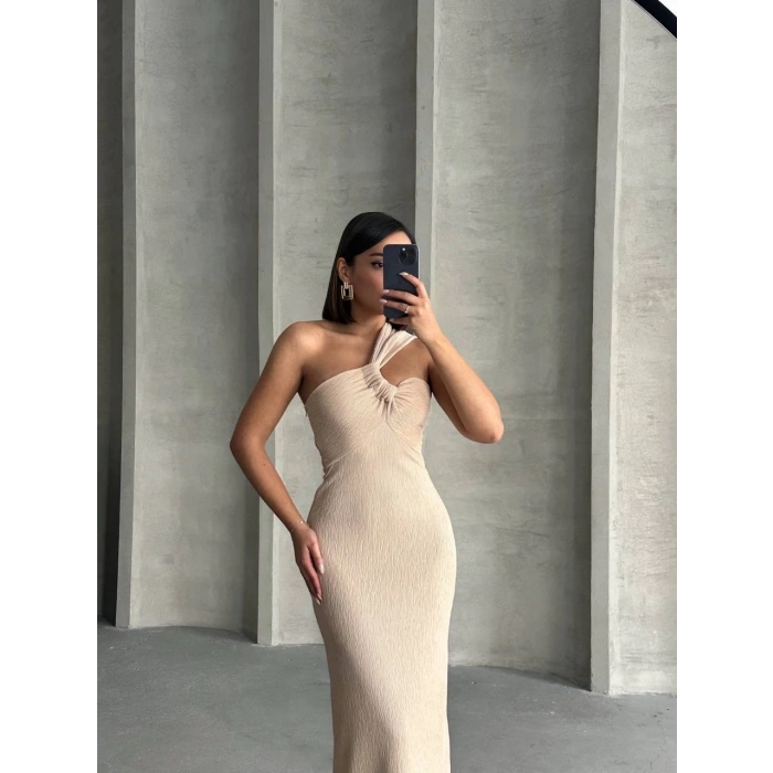 Tek omuz pliseli elbise