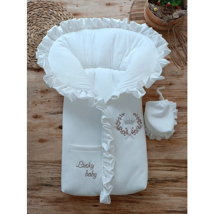 Yenidoğan Ultralüks Fermuarlı Ve Cepli Lucky Nakışlı Bebek Battaniyesi Kundak Ekru