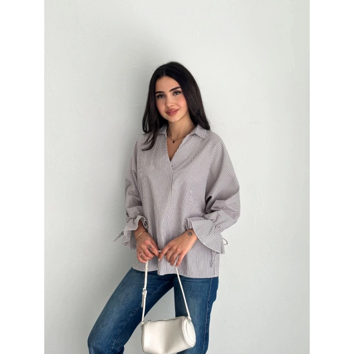 Kadın Arkası Asimetrik Yırtmaç Kesim Detaylı Cizgili Bluz Gömlek - Gri