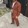 ERKEK KADİFE OVERSİZE TAKIM – GÖMLEK VE PANTOLON İKİLİ SET FÜME CORDUROY ŞIKLIĞI, RAHAT VE ZARİF DURUŞ YUMUŞAK DOKULU KADİFE KUMAŞ, DÜĞMELİ GÖMLEK ÜST VE LASTİKLİ PANTOLON ALT PARÇA İLE GÜN BOYU KONFOR- KİREMİT