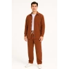 ERKEK KADİFE OVERSİZE TAKIM – GÖMLEK VE PANTOLON İKİLİ SET FÜME CORDUROY ŞIKLIĞI, RAHAT VE ZARİF DURUŞ YUMUŞAK DOKULU KADİFE KUMAŞ, DÜĞMELİ GÖMLEK ÜST VE LASTİKLİ PANTOLON ALT PARÇA İLE GÜN BOYU KONFOR- KİREMİT