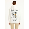 Kadın Oversize Üç İplik Şardonlu Kapüşonlu Sweatshirt – Beyaz “Other Lives” Ön ve Arka Baskılı, Kanguru Cepli, Ribanalı Rahat Kışlık Model Beyaz