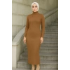 KADIN TESETTÜR TRİKO ELBİSE – BOĞAZLI UZUN FİTİLLİ DOKUMA, ESNEK TAM KALIP, 130 CM MİDİ BOY, BAHAR & KIŞ ŞIK RAHAT STİL - KAHVERENGİ