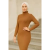 KADIN TESETTÜR TRİKO ELBİSE – BOĞAZLI UZUN FİTİLLİ DOKUMA, ESNEK TAM KALIP, 130 CM MİDİ BOY, BAHAR & KIŞ ŞIK RAHAT STİL - KAHVERENGİ