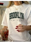 Brooklyn Harf Baskılı Düşük Omuzlu T-shirt, Rahat Kısa Kollu Bol T-shirt, Kadın Giyim - Beyaz