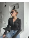 Düğme Detaylı Yıkamalı Crop