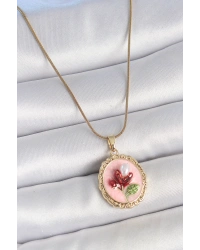 316L Çelik Gold Renk Zincir Pembe Mineli İncili Çiçek İşlemeli Portre Model Kadın Kolye