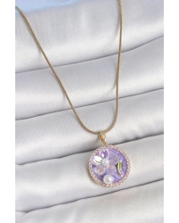 316L Çelik Gold Renk Zincir Zirkon Taşlı Mor Mineli Çiçek İşlemeli İnci Detay Portre Model Kadın Kolye