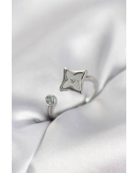 Gümüş Renk Köşeli Yonca Model Zirkon Taşlı Kadın Yüzük