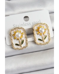 Pirinç Beyaz Mineli Papatya Figürlü Sanatsal Portre Model Gold Renk Kadın Küpe