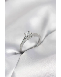 Tek Taş Gümüş Renk Zirkon Taşlı Model Kadın Yüzük