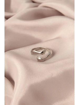 Ayarlamalı Gümüş Renk Metal Sarılan Eller Model Kadın Yüzük