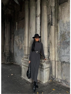 Boğazlı kalın bürümcük uzun elbise siyah