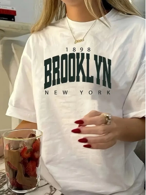 Brooklyn Harf Baskılı Düşük Omuzlu T-shirt, Rahat Kısa Kollu Bol T-shirt, Kadın Giyim - Beyaz