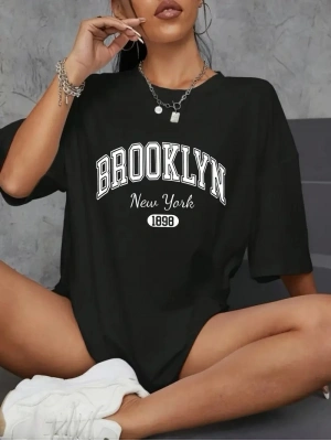 Brooklyn Harf Baskılı Düşük Omuzlu T-shirt, Rahat Kısa Kollu Bol T-shirt, Kadın Giyim - Siyah