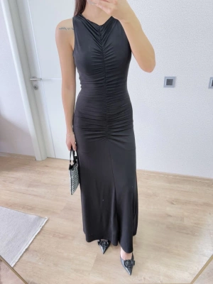 Bürümcük Kumaşlı İçi Astarlı Üzgülü Kolsuz Büzgülü Uzun Elbise - Siyah