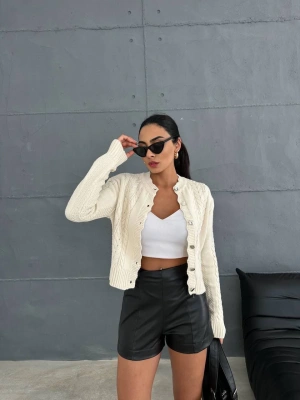 Düğme detaylı hırka ekru