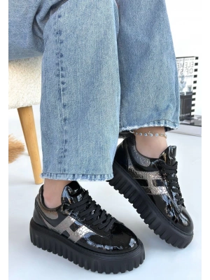 Gesti Siyah Rugan Platin Detaylı Bağcıklı Spor Ayakkabı