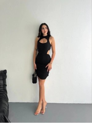 Göğüs ve Yanlar dekolteli Kolsuz Boy Elbise - Siyah