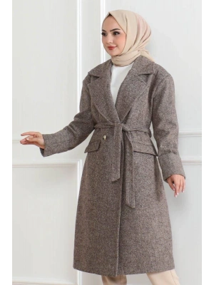 Kadın Kaşe Kaban – Uzun Boy Kruvaze Yaka Kuşaklı Tesettür Kaşe Kışlık Kaban, Astarlı Şık Yünlü Dokuma Oversize Rahat Kalıp Cepli Düğmeli Modern Kap Modeli - Vizon