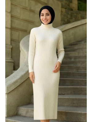 Kadın Tesettür Triko Elbise – Boğazlı Uzun Fitilli Dokuma, Esnek Tam Kalıp, 130 cm Midi Boy, Bahar & Kış Şık Rahat Stil - Beyaz