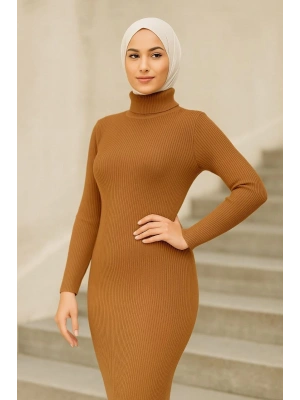 Kadın Tesettür Triko Elbise – Boğazlı Uzun Fitilli Dokuma, Esnek Tam Kalıp, 130 cm Midi Boy, Bahar & Kış Şık Rahat Stil - Kahverengi