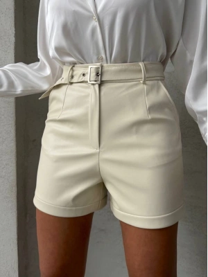 Kemerli deri şort krem h241003