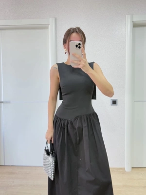 Krep Arkası Kanat Arka Ön Pens Detaylı Uzun Kadın Elbise - Siyah