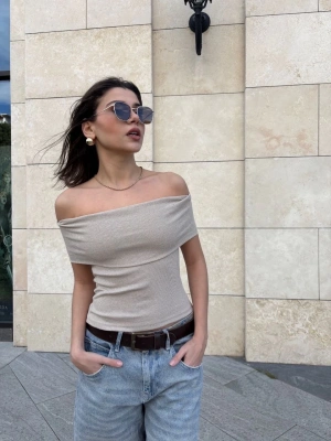 Madonna yaka sıfır kol bluz