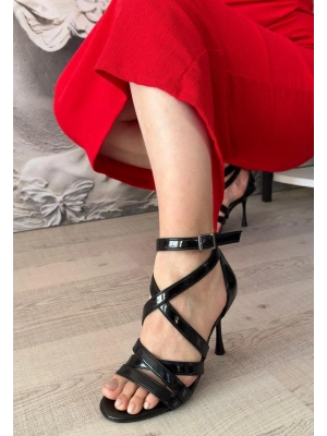 Mariya Siyah Rugan Topuklu Ayakkabı