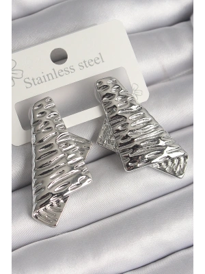 Pirinç Gümüş Renk İşleme Detaylı Katlanmış Kare Plaka Model Kadın Küpe