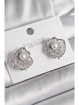 Pirinç Gümüş Renk Zirkon Taşlı Çiçek Model İnci Detay Kadın Küpe