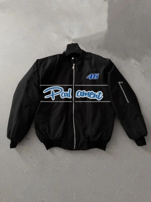 Siyah Parliament Bomber Mont – 46 Numara Detaylı, Fermuarlı, Cepli, Uzun Kollu, Spor ve Günlük Giyim İçin Rahat Unisex Mont - Siyah