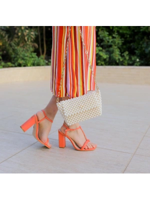 Uzun zincir kollu kapaklı inci çanta beyaz