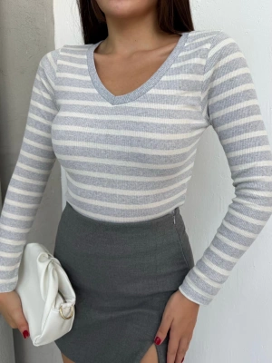 V yaka çizgili bluz gri A3699