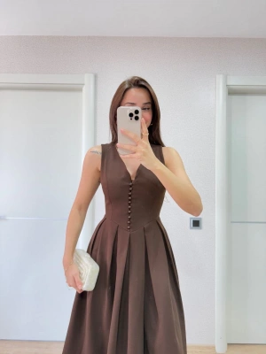 V yaka Krep Arka Ön Pens Detaylı Uzun Kolsuz Elbise- Kahverengi